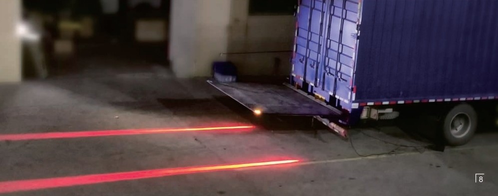Opozorilna LED linijska lučka za vozila z nagibno rampo
