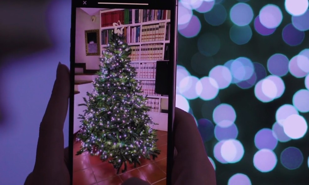 božično drevo pod nadzorom aplikacije