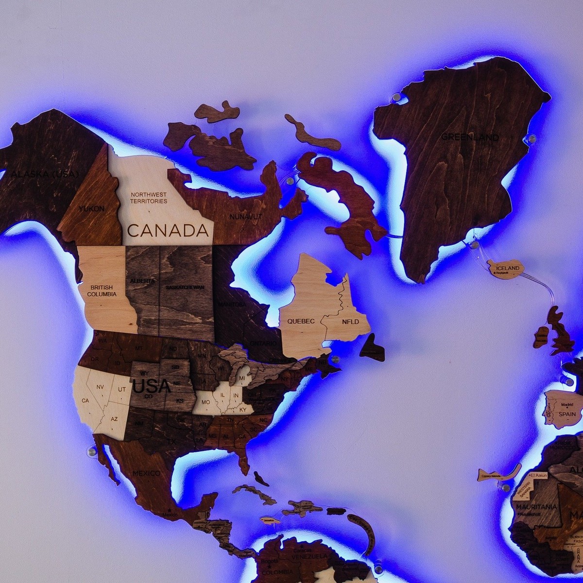 lesen zemljevid sveta z osvetlitvijo na steni