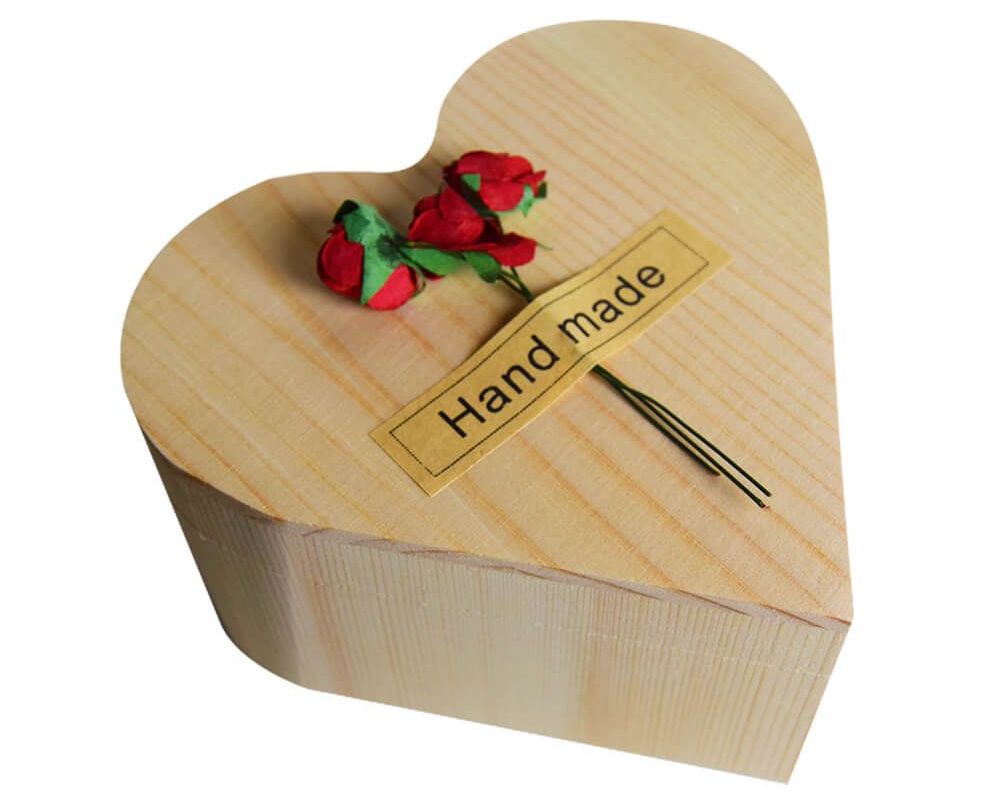 vrtnica v leseni škatli v obliki srca
