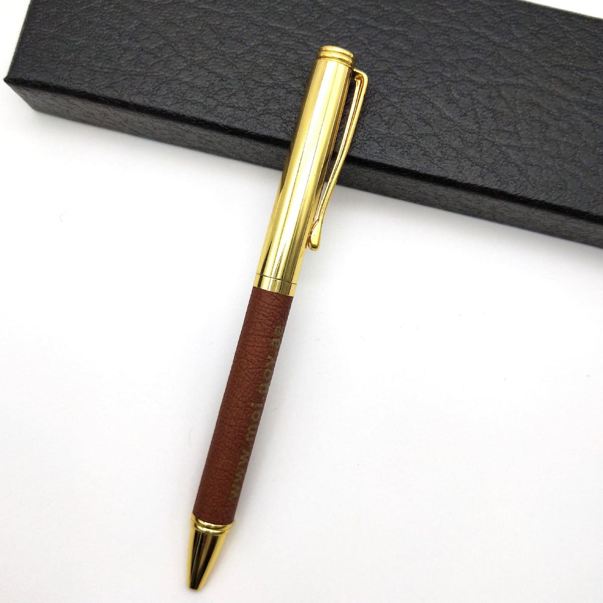 luksuzno darilno pero z usnjeno površino