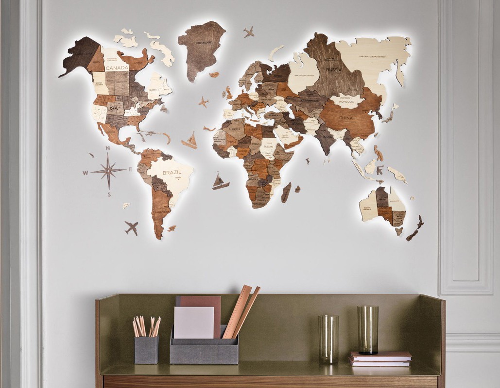 ročno obarvan 3D zemljevid sveta na steni