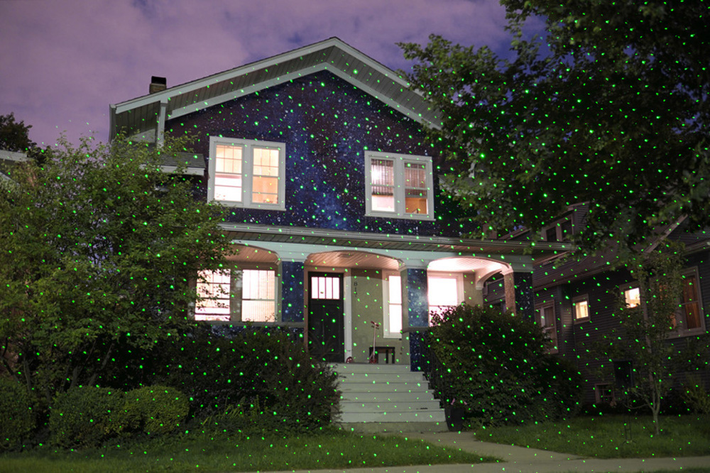 LED dekorativni laserski projektor obarvan fasado hiše zeleno rdeče