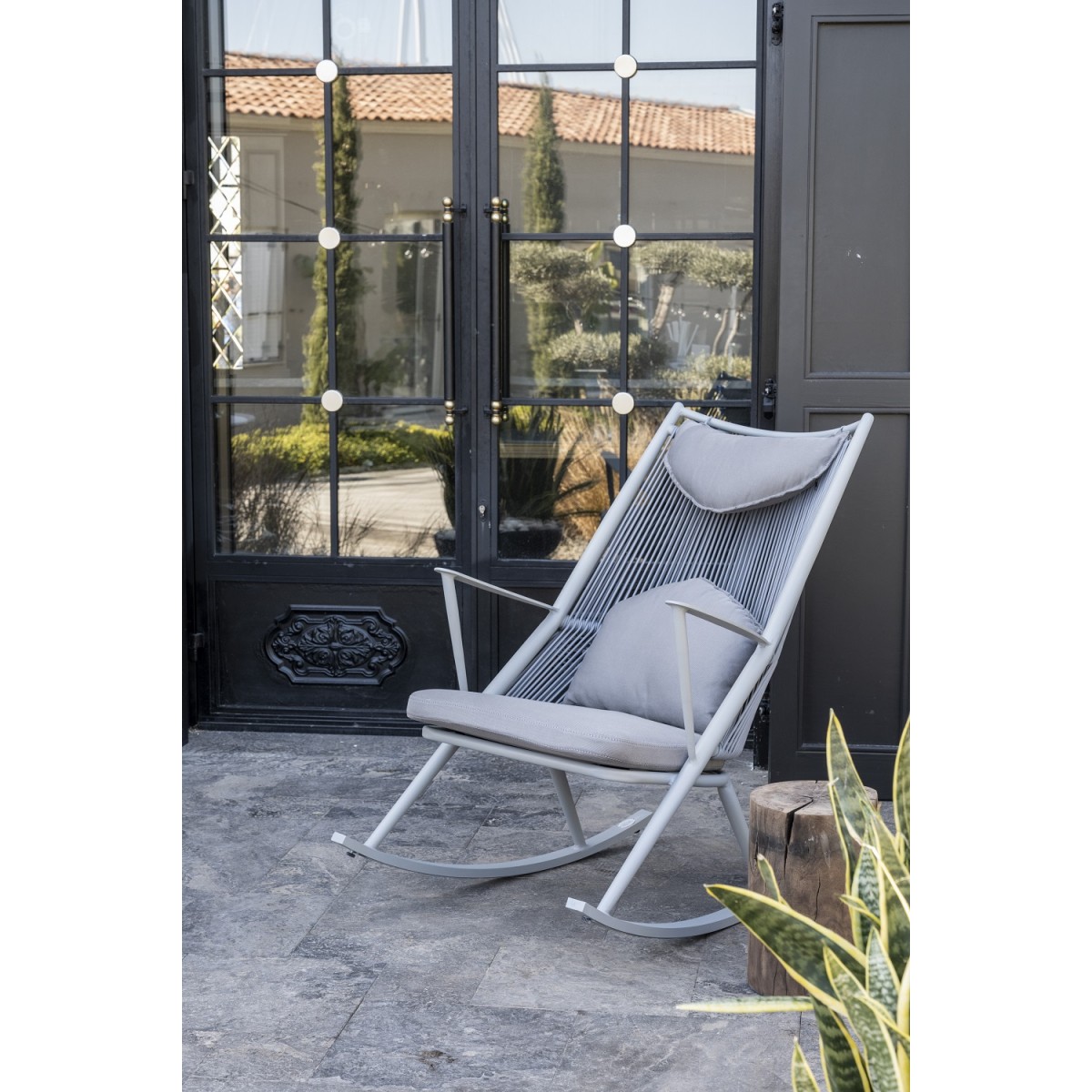 gugalni fotelj na terasi kovinski alu vrt