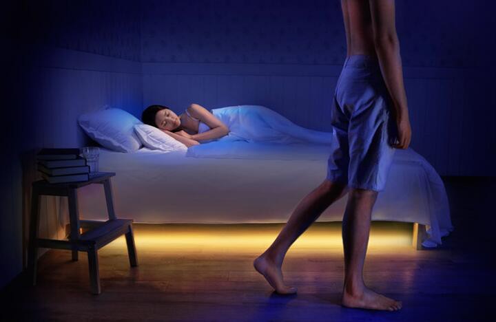 LED trakovi, nastavljeni pod senzorjem gibanja postelje