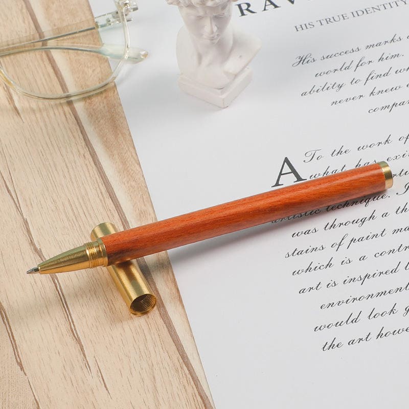 zlato pero z lesenim motivom