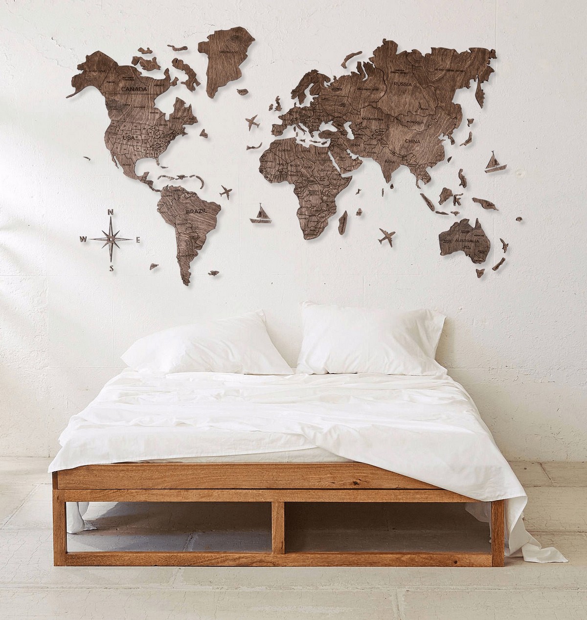leseni zemljevid sveta na steni