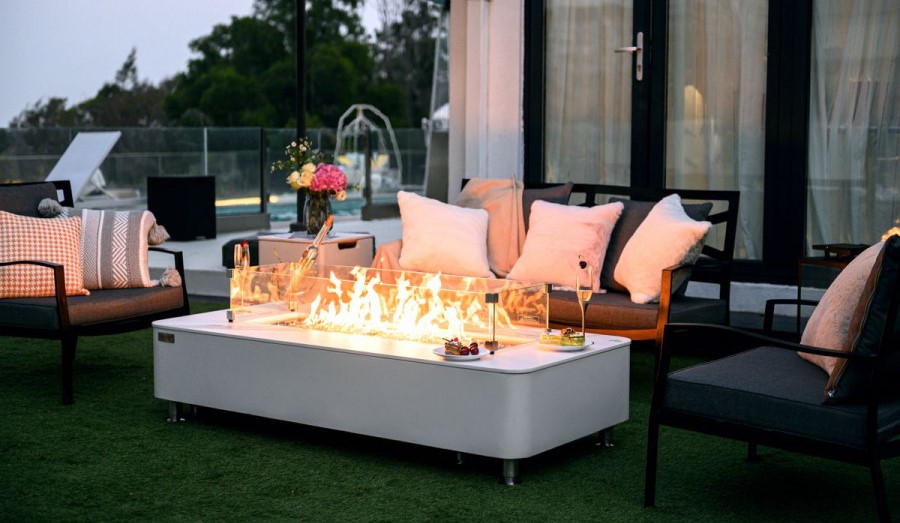 Luksuzna klubska mizica z integriranim plinskim kaminom iz belega marmorja