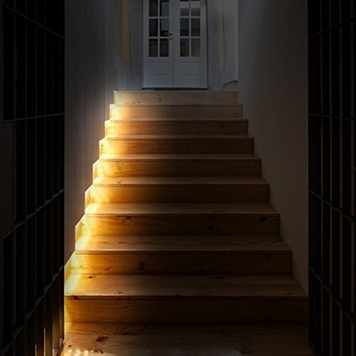 orientacijska luč na stopnicah vodila trak