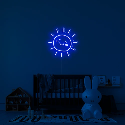 LED osvetljen neonski logotip na steni - sončno