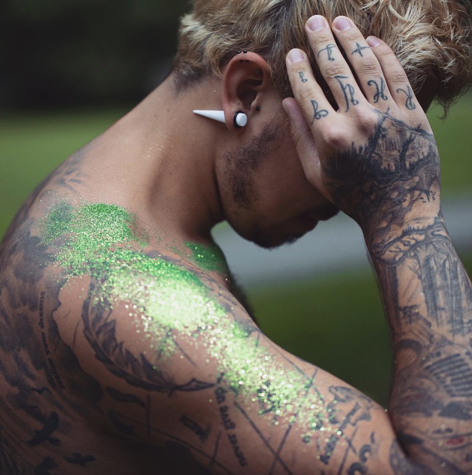 zeleni bleščeči sijoči okraski na koži telesa