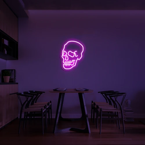 3D svetleči neonski logotip na steni lobanje