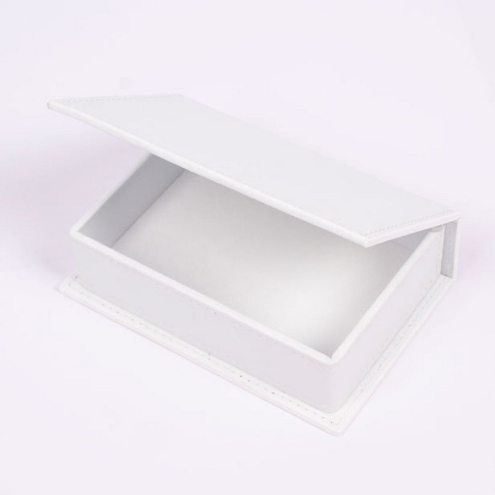 bela usnjena škatla na mizi
