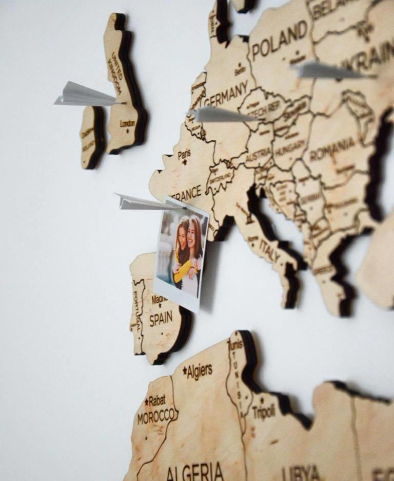leseni zemljevid na stenah potisnih zatičev letal
