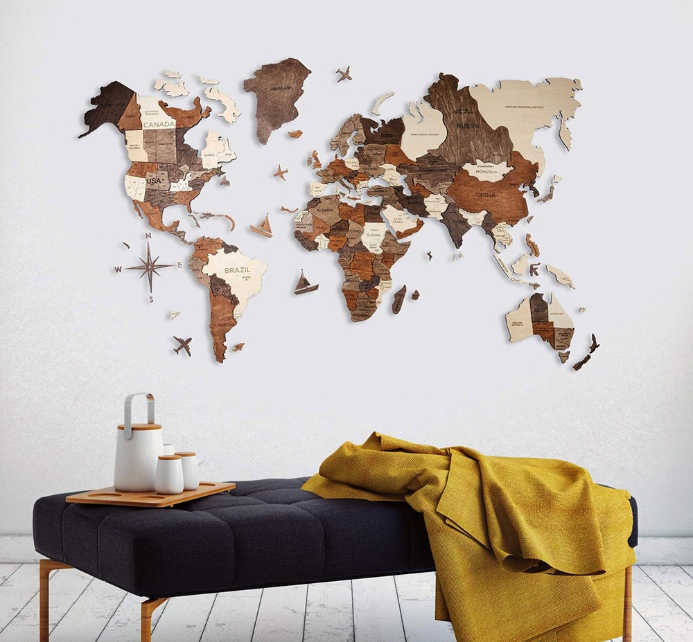 3D slike na stenskem lesenem zemljevidu sveta